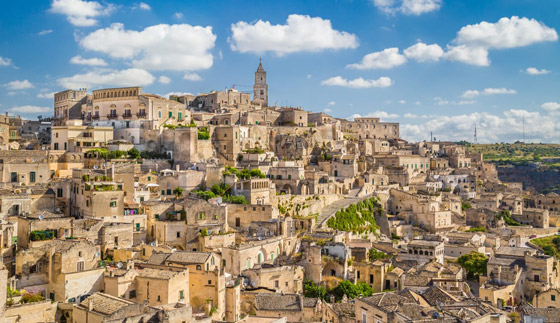 بعيدا عن الحداثة.. جولة سياحية على الكهوف في العالم صورة رقم 2