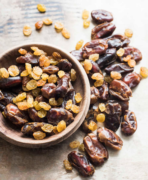 لمرضى السكري.. احذروا تناول الزبيب والتمور لهذا السبب صورة رقم 4