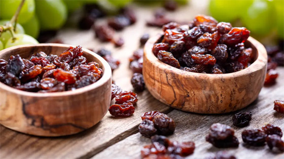 لمرضى السكري.. احذروا تناول الزبيب والتمور لهذا السبب صورة رقم 5