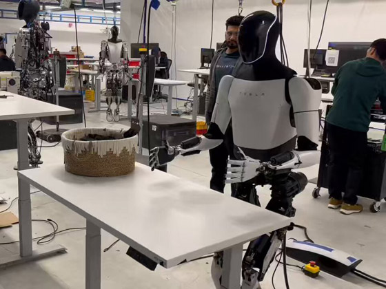 فيديو: روبوت الملياردير (إيلون ماسك) يطوي الملابس صورة رقم 4