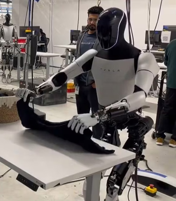 فيديو: روبوت الملياردير (إيلون ماسك) يطوي الملابس صورة رقم 3