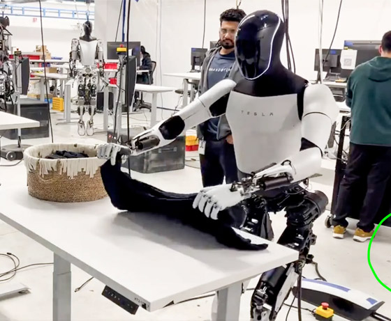 فيديو: روبوت الملياردير (إيلون ماسك) يطوي الملابس صورة رقم 5