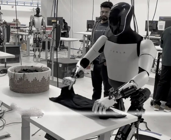 فيديو: روبوت الملياردير (إيلون ماسك) يطوي الملابس صورة رقم 6