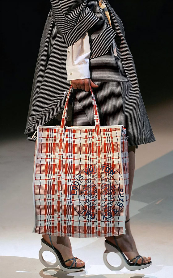 فيديو وصور: حقيبة طعام لدار أزياء فاخرة فاق ثمنها 3000 دولار! صورة رقم 2