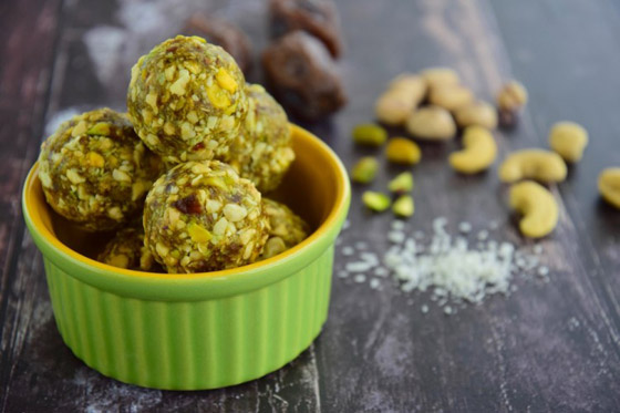 إليكم طريقة تحضير كرات جوز الهند بالزبيب والفستق الحلبي صورة رقم 1