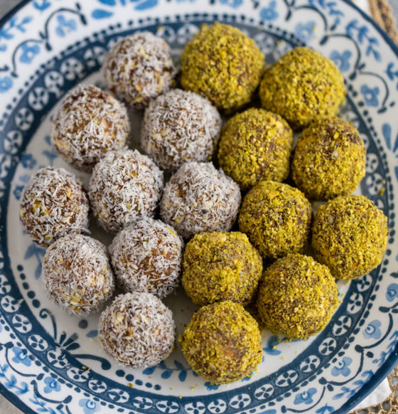 إليكم طريقة تحضير كرات جوز الهند بالزبيب والفستق الحلبي صورة رقم 2