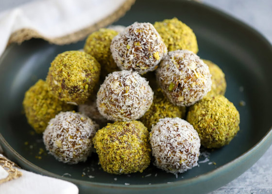 إليكم طريقة تحضير كرات جوز الهند بالزبيب والفستق الحلبي صورة رقم 3