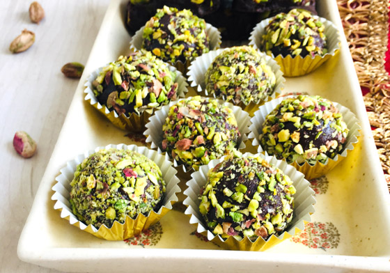 إليكم طريقة تحضير كرات جوز الهند بالزبيب والفستق الحلبي صورة رقم 4