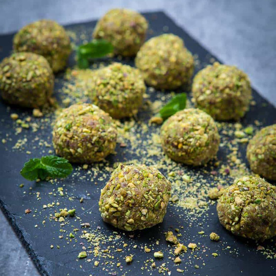 إليكم طريقة تحضير كرات جوز الهند بالزبيب والفستق الحلبي صورة رقم 5