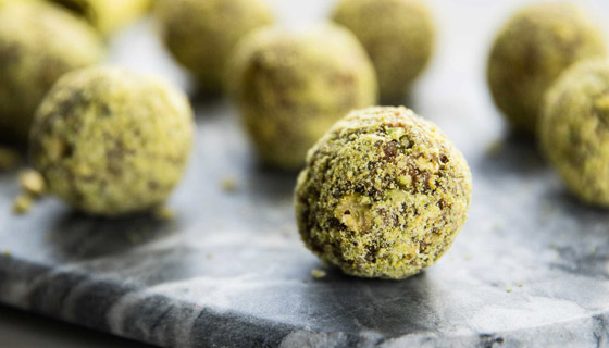 إليكم طريقة تحضير كرات جوز الهند بالزبيب والفستق الحلبي صورة رقم 6