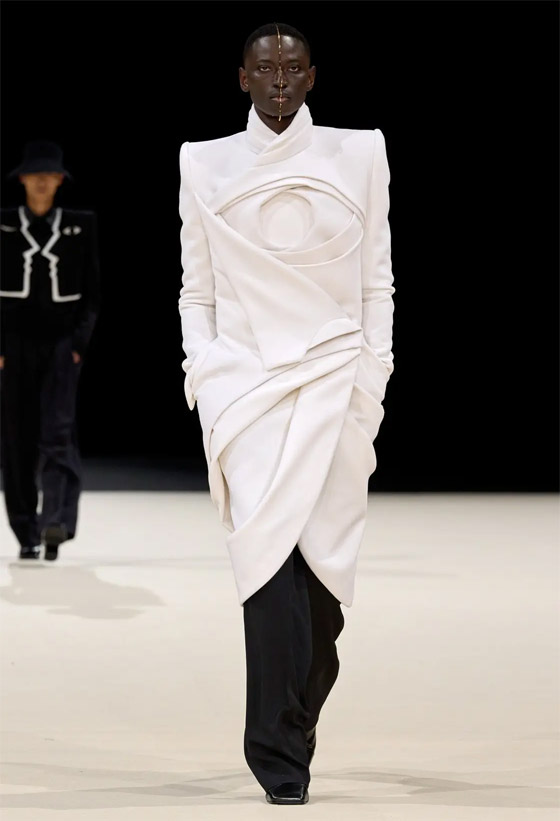 بالصور: دار (بالمان) تستعين بالذكاء الاصطناعي في عرضها الأخير صورة رقم 9