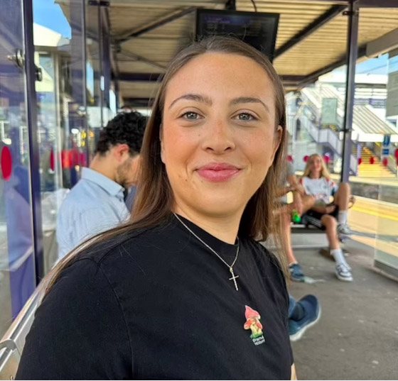 امرأة تصاب بجلطة بساقها بسبب نومها في رحلة طيران! صورة رقم 3