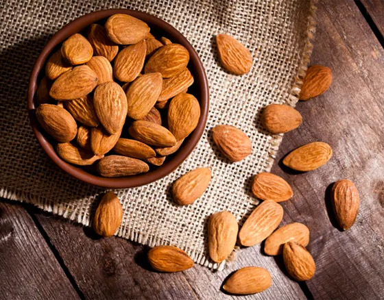 أبرزها اللوز.. 7 أطعمة نباتية بها كالسيوم أكثر من الأسماك صورة رقم 1