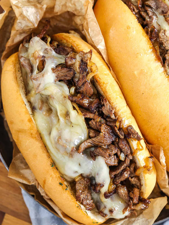 إليكم طريقة تحضير ساندويتش الـ(فيليه تشيز ستيك).. نكهات ولا أشهى صورة رقم 1