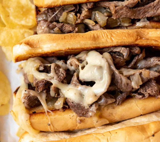 إليكم طريقة تحضير ساندويتش الـ(فيليه تشيز ستيك).. نكهات ولا أشهى صورة رقم 6