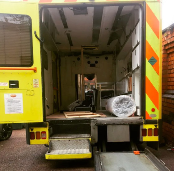 يحول سيارة إسعاف إلى منزل مدهش ليسافر حول العالم صورة رقم 6