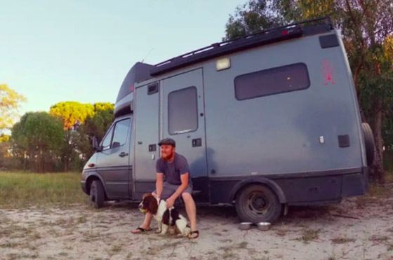 يحول سيارة إسعاف إلى منزل مدهش ليسافر حول العالم صورة رقم 5