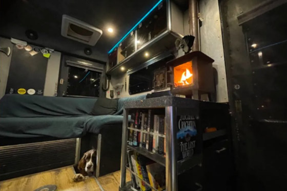 يحول سيارة إسعاف إلى منزل مدهش ليسافر حول العالم صورة رقم 4