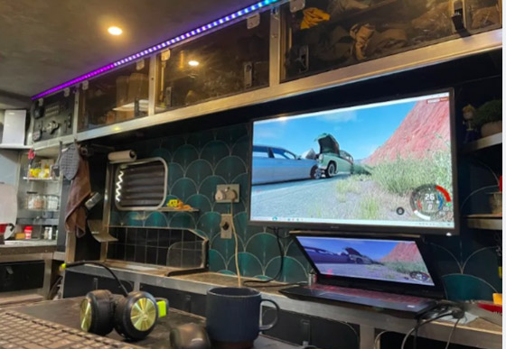 يحول سيارة إسعاف إلى منزل مدهش ليسافر حول العالم صورة رقم 3