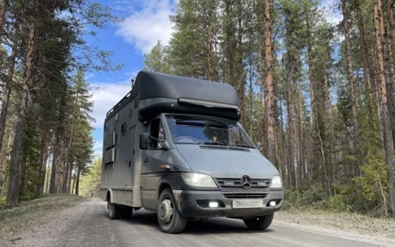 يحول سيارة إسعاف إلى منزل مدهش ليسافر حول العالم صورة رقم 2