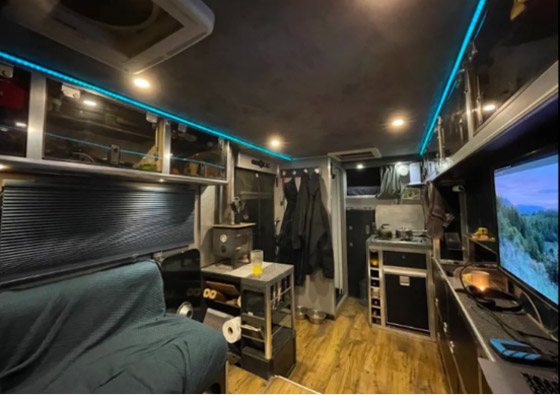 يحول سيارة إسعاف إلى منزل مدهش ليسافر حول العالم صورة رقم 1