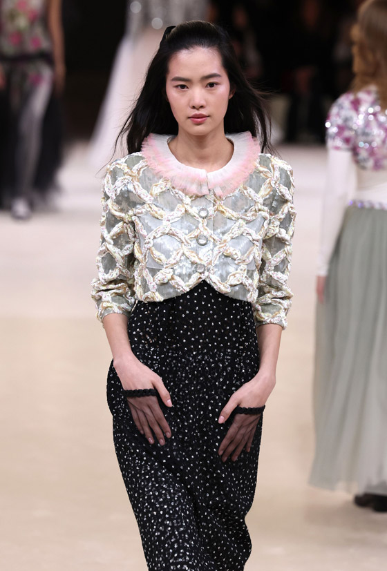 عارضة تحمل طفل (روبوت).. ما أجمل إطلالة بعرض أزياء في باريس؟ صورة رقم 8