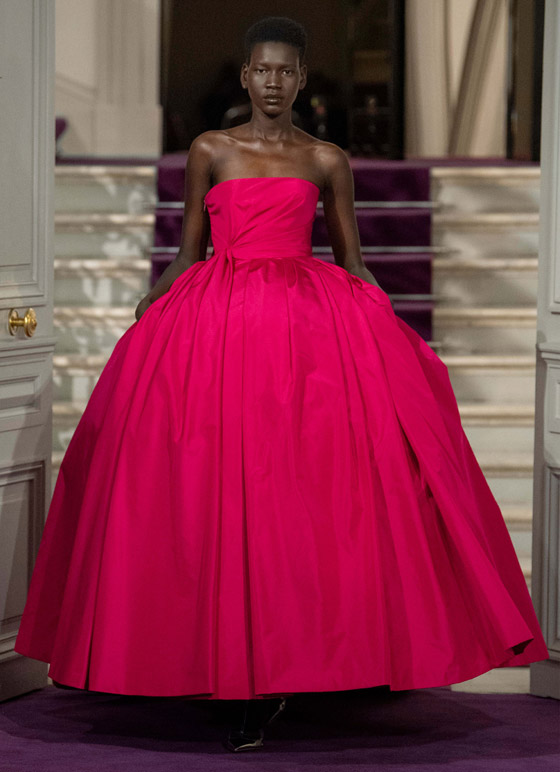 عارضة تحمل طفل (روبوت).. ما أجمل إطلالة بعرض أزياء في باريس؟ صورة رقم 9