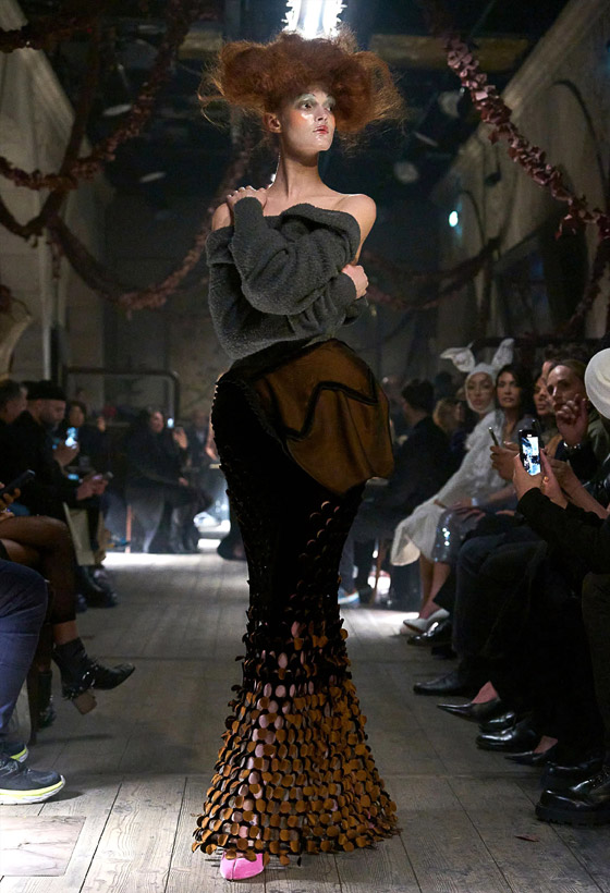 عارضة تحمل طفل (روبوت).. ما أجمل إطلالة بعرض أزياء في باريس؟ صورة رقم 6