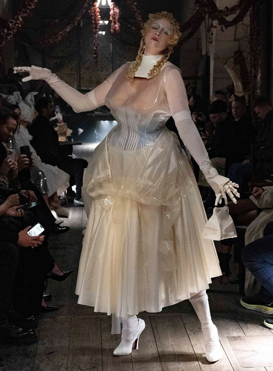 عارضة تحمل طفل (روبوت).. ما أجمل إطلالة بعرض أزياء في باريس؟ صورة رقم 10