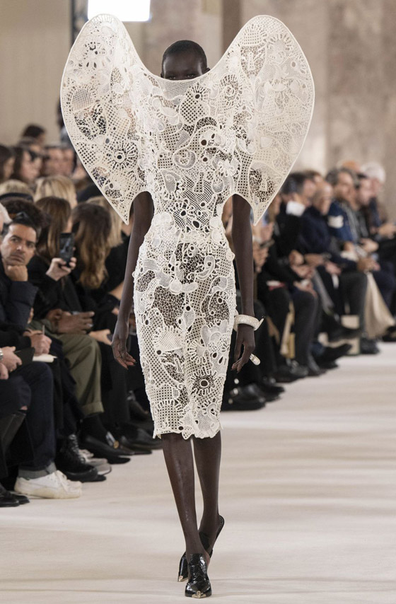 عارضة تحمل طفل (روبوت).. ما أجمل إطلالة بعرض أزياء في باريس؟ صورة رقم 11