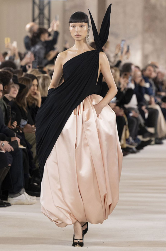 عارضة تحمل طفل (روبوت).. ما أجمل إطلالة بعرض أزياء في باريس؟ صورة رقم 12