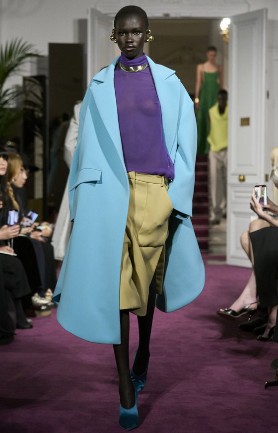 عارضة تحمل طفل (روبوت).. ما أجمل إطلالة بعرض أزياء في باريس؟ صورة رقم 13