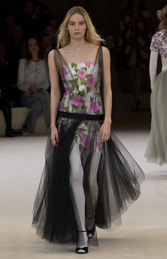 عارضة تحمل طفل (روبوت).. ما أجمل إطلالة بعرض أزياء في باريس؟ صورة رقم 14