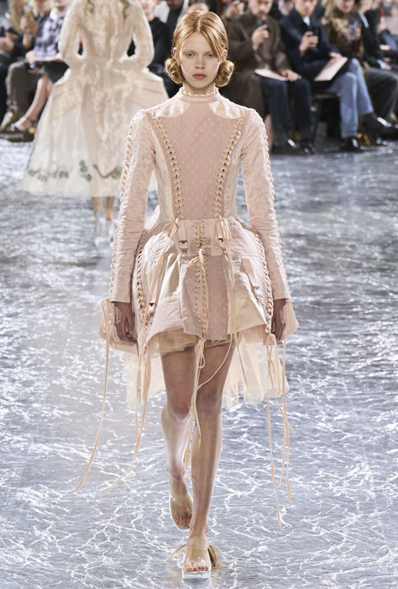 عارضة تحمل طفل (روبوت).. ما أجمل إطلالة بعرض أزياء في باريس؟ صورة رقم 15