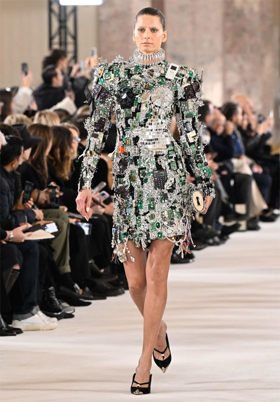 عارضة تحمل طفل (روبوت).. ما أجمل إطلالة بعرض أزياء في باريس؟ صورة رقم 1