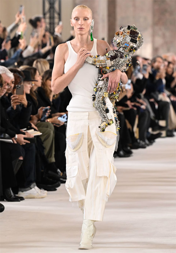 عارضة تحمل طفل (روبوت).. ما أجمل إطلالة بعرض أزياء في باريس؟ صورة رقم 2