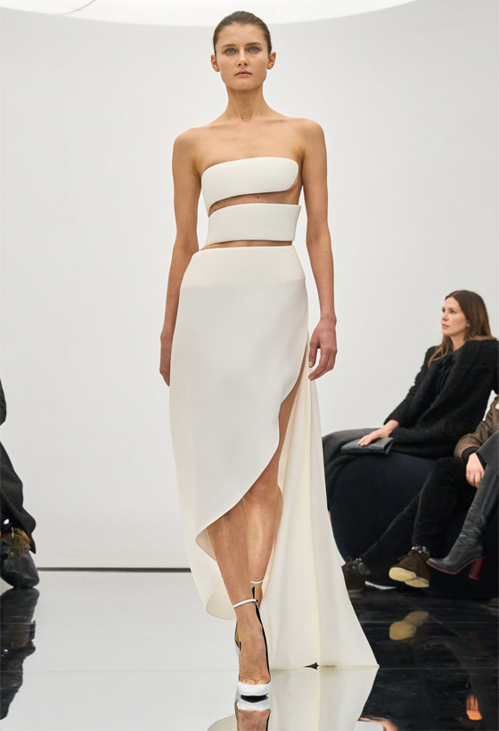 عارضة تحمل طفل (روبوت).. ما أجمل إطلالة بعرض أزياء في باريس؟ صورة رقم 3