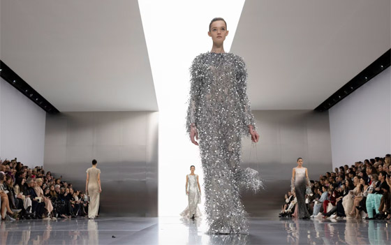 عارضة تحمل طفل (روبوت).. ما أجمل إطلالة بعرض أزياء في باريس؟ صورة رقم 5