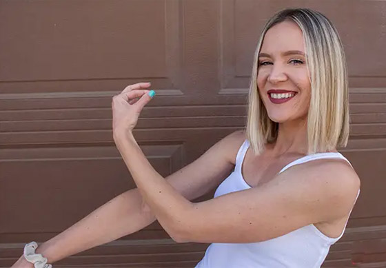 فيديو: أمريكية تحطم رقما قياسيا عالميا لأطول شعر على ذراعيها صورة رقم 2