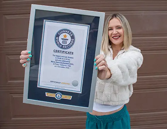 فيديو: أمريكية تحطم رقما قياسيا عالميا لأطول شعر على ذراعيها صورة رقم 6