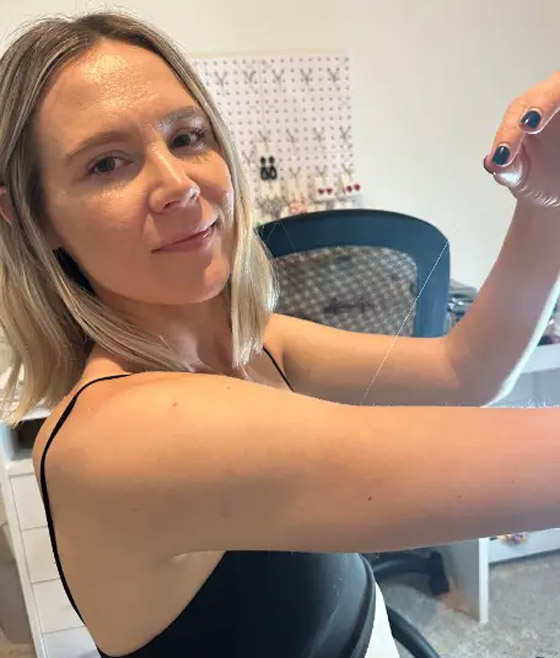 فيديو: أمريكية تحطم رقما قياسيا عالميا لأطول شعر على ذراعيها صورة رقم 7