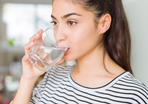 هل يُساعد شرب الماء بكثرة على ترطيب البشرة بشكل أفضل؟ صورة رقم 2