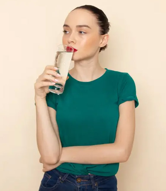 هل يُساعد شرب الماء بكثرة على ترطيب البشرة بشكل أفضل؟ صورة رقم 1