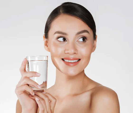 هل يُساعد شرب الماء بكثرة على ترطيب البشرة بشكل أفضل؟ صورة رقم 4