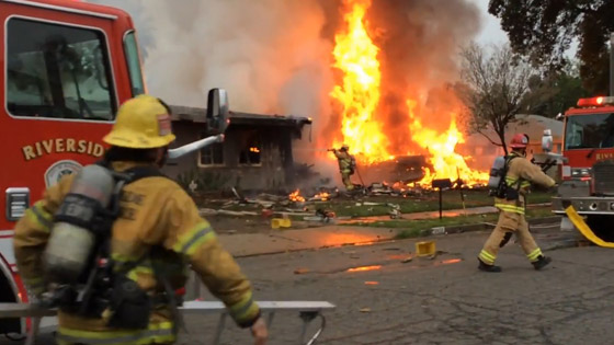 النيران اشتعلت بشكل مرعب.. تحطم طائرة داخل منزل في فلوريدا صورة رقم 4