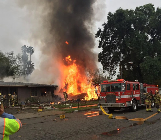 النيران اشتعلت بشكل مرعب.. تحطم طائرة داخل منزل في فلوريدا صورة رقم 8