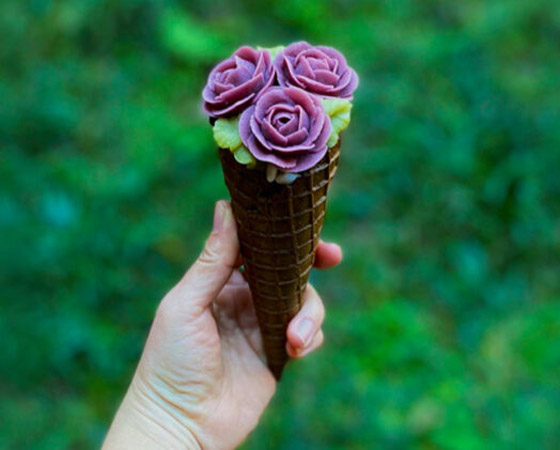 متجر ياباني يقدم لعملائه آيس كريم من الزهور الصالحة للأكل.. فيديو وصور صورة رقم 1