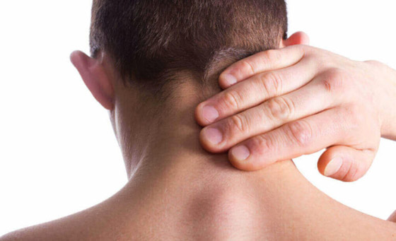 4 طرق منزلية للتخلص من آلام الرقبة المزعجة في الشتاء صورة رقم 1
