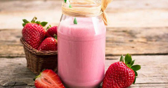 اليكم طريقة تحضير«ميلك شيك» الــفــراولــة مع الريـحان والفستق  صورة رقم 1