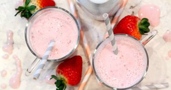 اليكم طريقة تحضير«ميلك شيك» الــفــراولــة مع الريـحان والفستق  صورة رقم 3